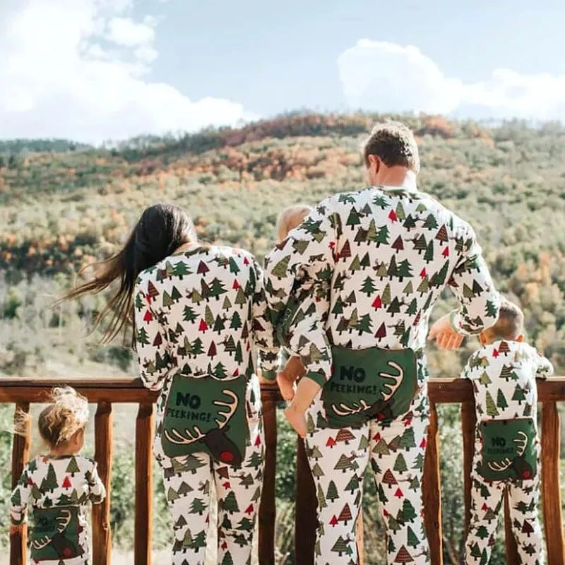 Pijama Onesie verde com estampa de árvore de Natal e família combinando