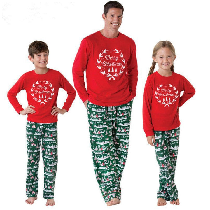 Passende Pyjama-Sets mit Weihnachtskranz