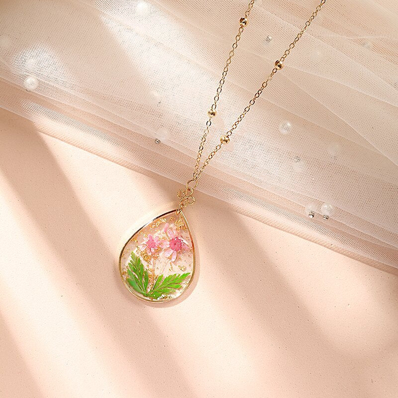 Halsketten mit gepressten Blumen aus Kunstharz – Tulpen und Farne aus Goldfolie