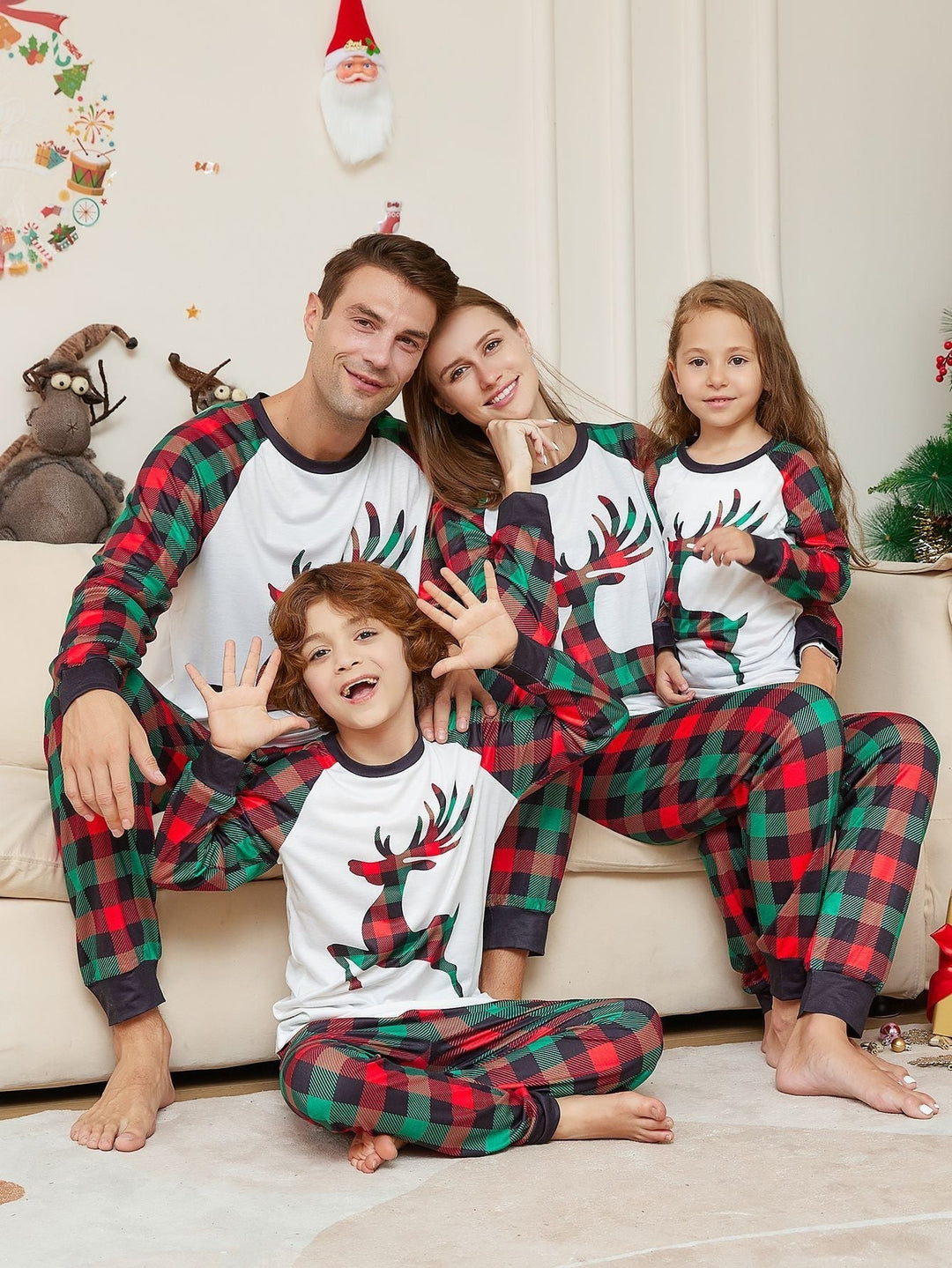 Julrutiga hjortar familjematchande pyjamasset (med husdjur)
