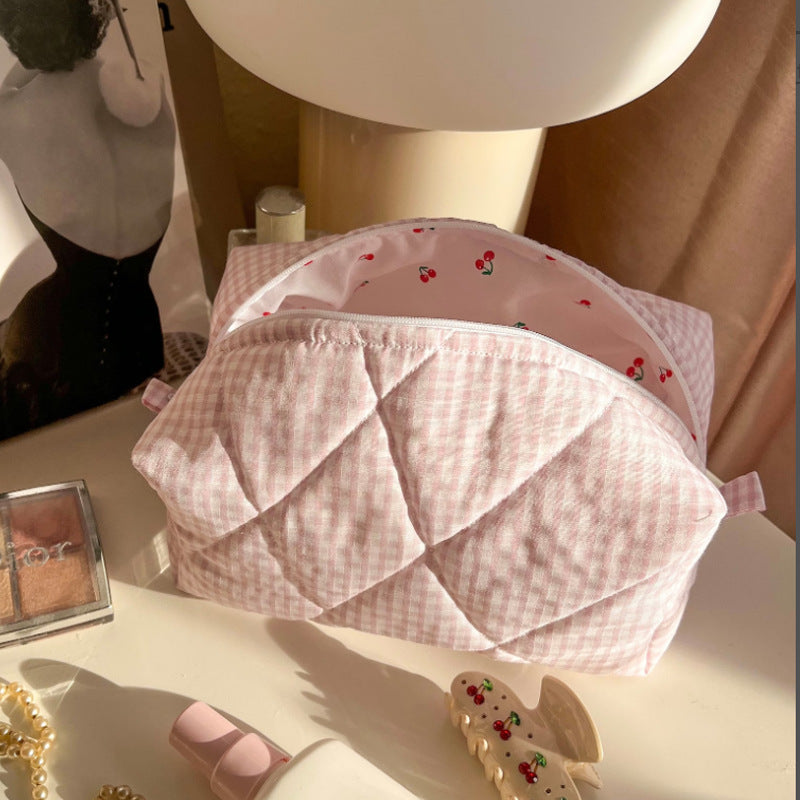 Bolsa de maquiagem artesanal rosa guingão com cereja