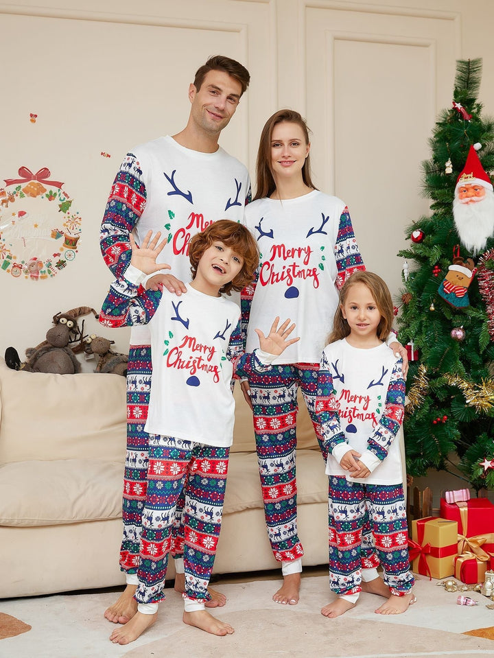 Julrutiga hjortar familjematchande pyjamasset (med husdjur)