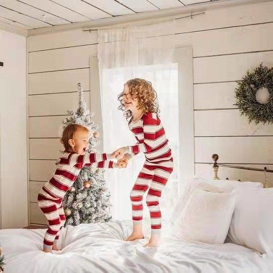 Ensemble de pyjama assorti à col rond rayé rouge et blanc (avec vêtements pour chien)