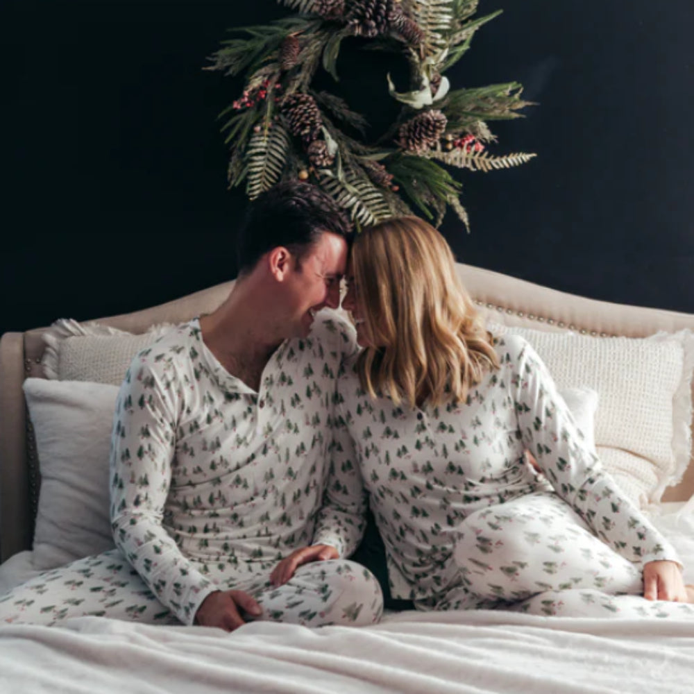 Conjuntos de pijamas brancos com pequena árvore de Natal combinando (com pijamas de cachorro de estimação)