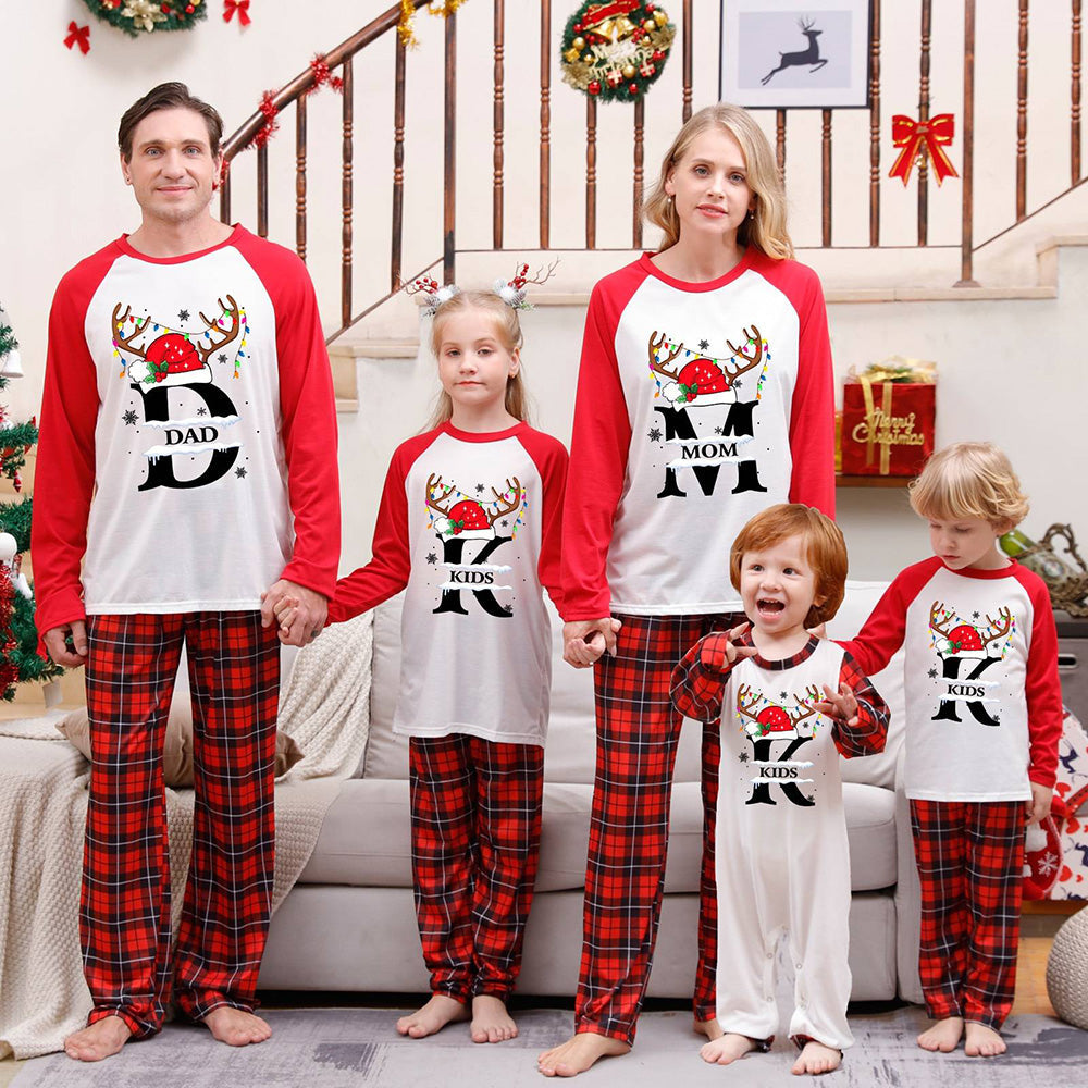 Conjunto de pijama familiar com chifres de Natal e letras xadrez vermelho e preto combinando
