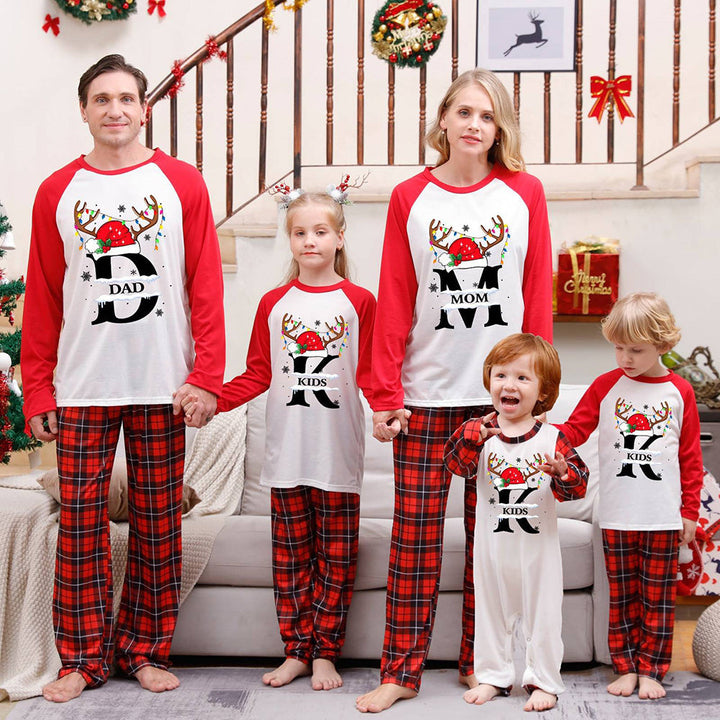 Kerstgewei en letter rode en zwarte geruite bijpassende familiepyjamaset