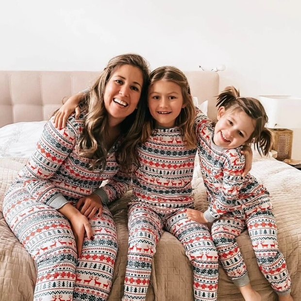 Chrëschtmuster Famill passende Pyjamas Sets (mat Hausdéieren Hondskleeder)