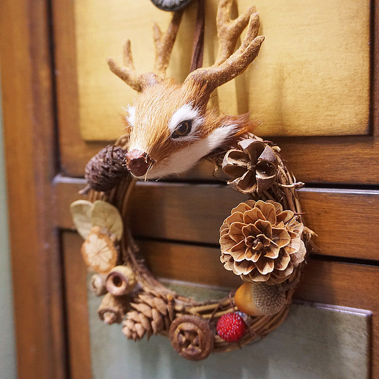 Vánoční závěsná dekorace jelení hlava šiškami