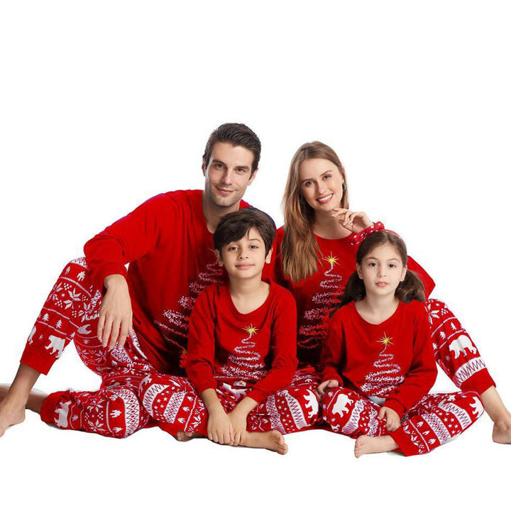 Conjunto de pijama familiar combinando com árvore de Natal