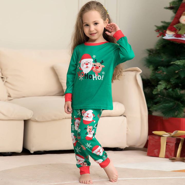 Weihnachtspyjama-Set für die ganze Familie. Grüner Weihnachtsmann-Pyjama