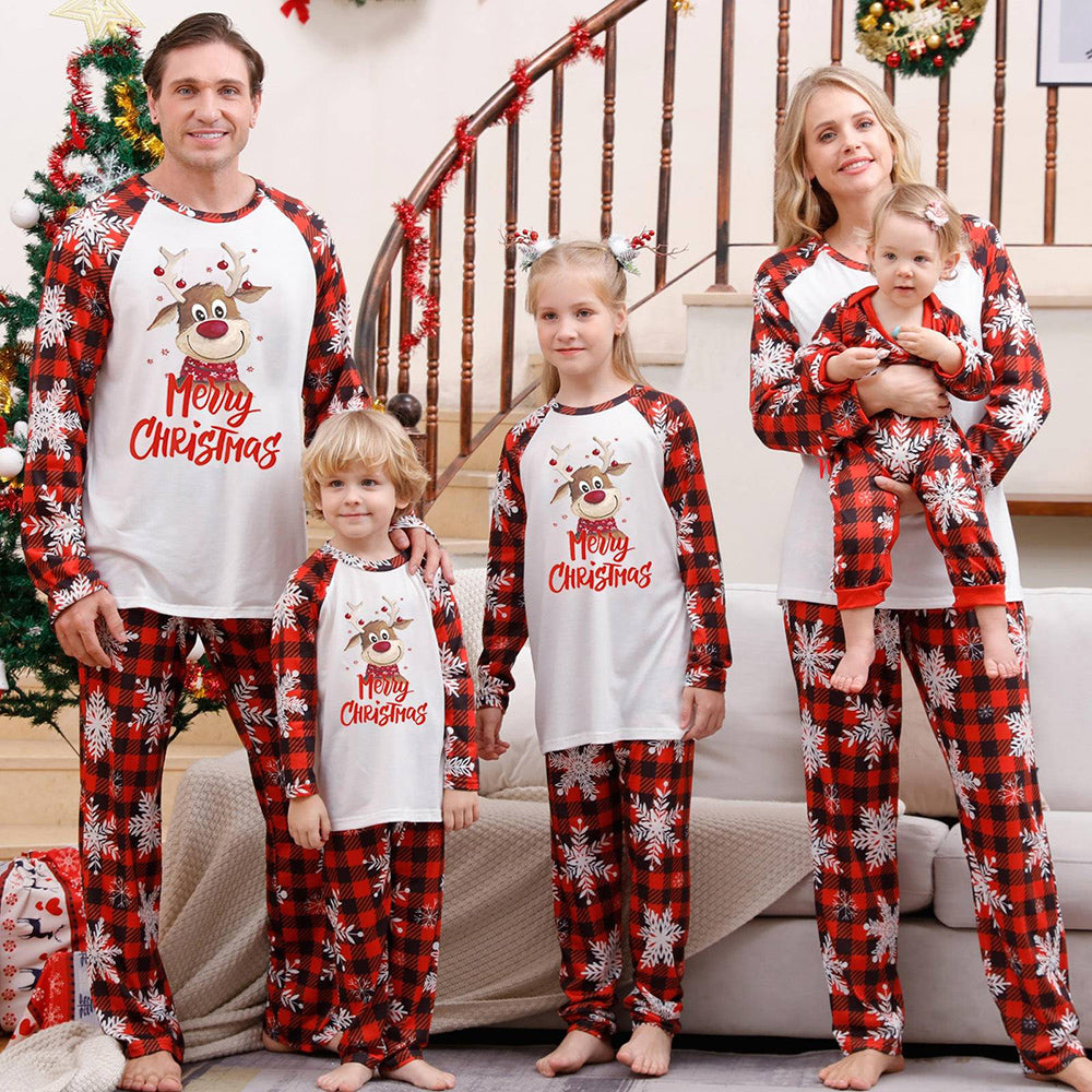 Σετ οικογενειακών πιτζάμες για χαρούμενα Χριστούγεννα και δέντρο