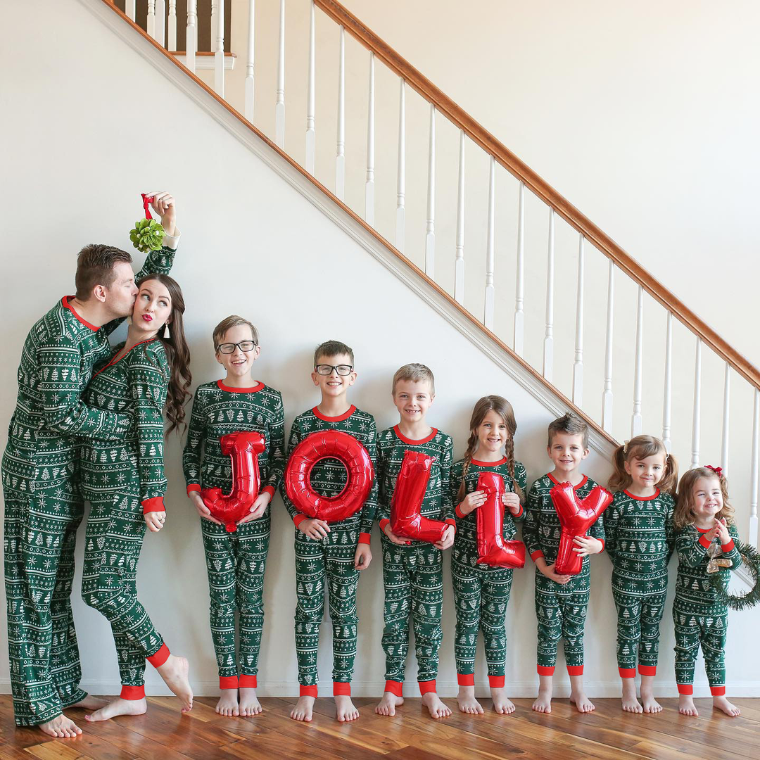 Grønne juletremønstrede familiematchende pyjamassett (med hundeklær)