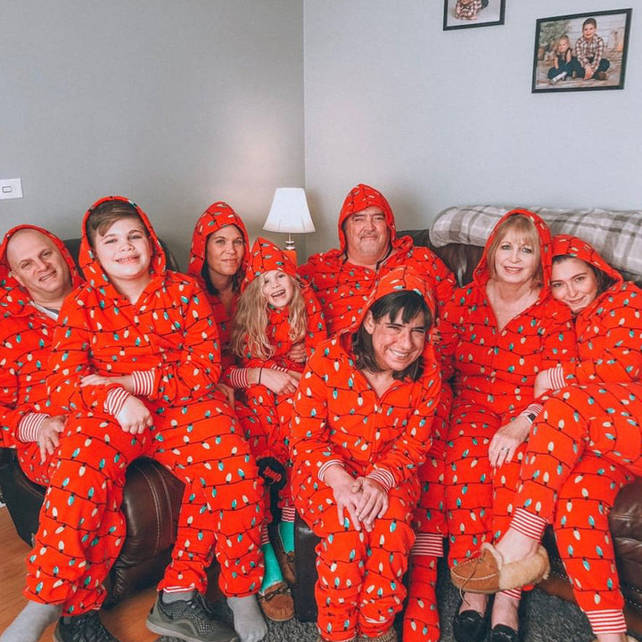 Set pigiama coordinato per la casa con cappuccio rosso e lampadina natalizia