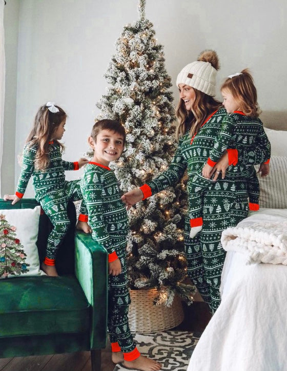 Conjuntos de pijamas a juego familiares con estampado de árbol de Navidad verde (con ropa para perros)
