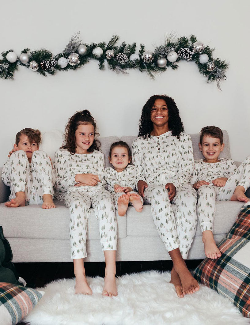Bílé pyžamové sady ladící s vánočním stromečkem (s psem Pj's)