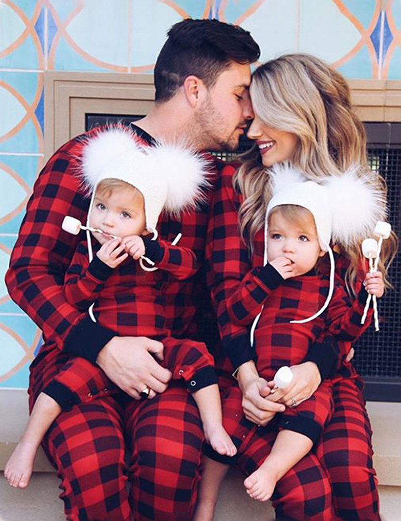 Set pigiama coordinato per famiglia scozzese nero-rosso natalizio (con vestiti per cani)