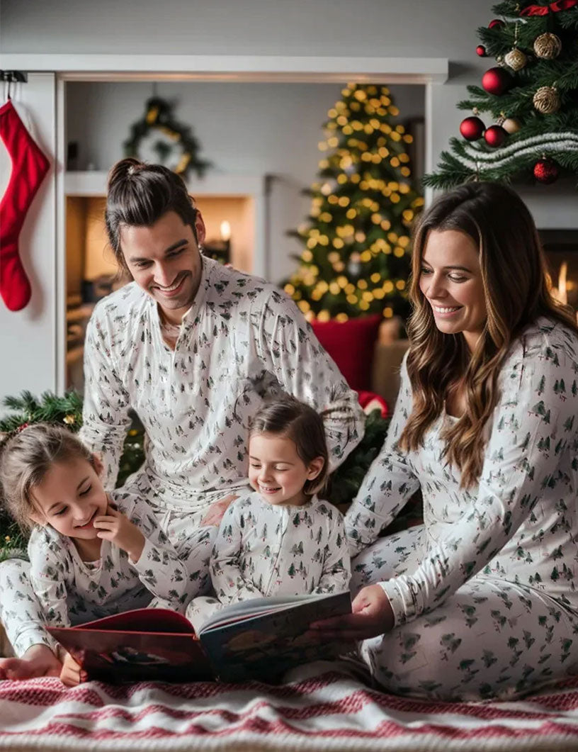 Vita lilla julgranar, familjematchande pyjamasset (med hundens Pj:s)